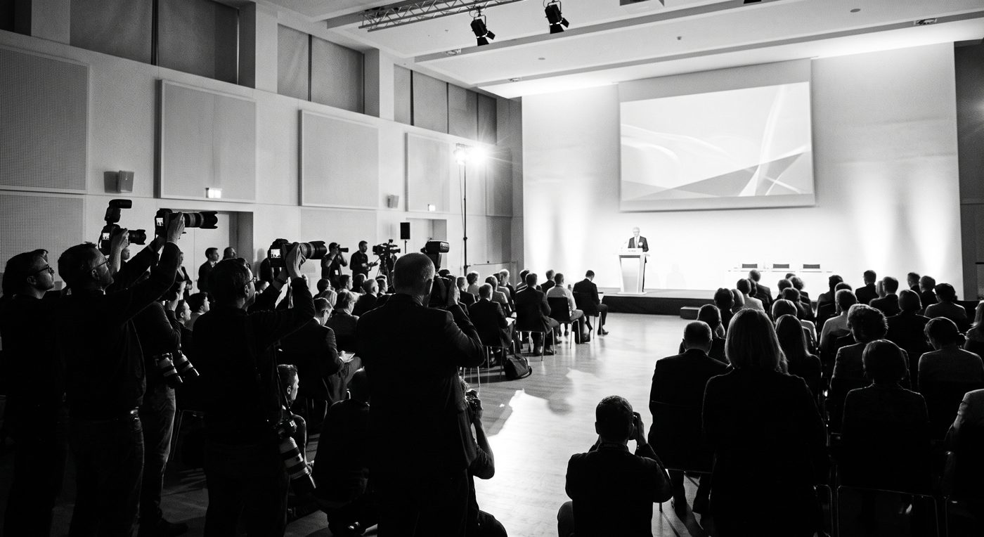Konferencja prasowa z fotoreporterami